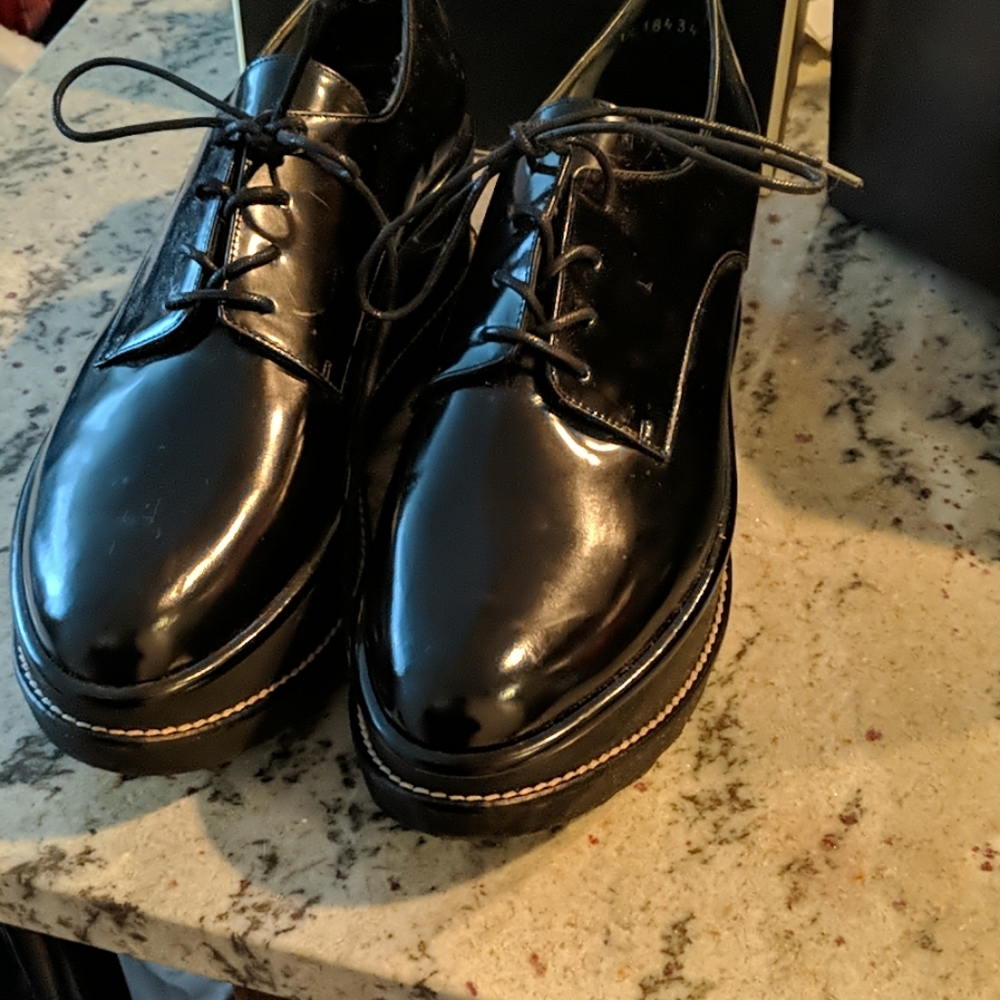 Stuart Weitzman Glossy Platform Oxfords - Picture 3 of 7
